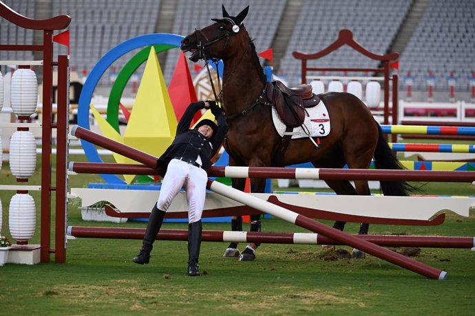 06 August 2021, Japan, Tokyo: Germany's Annika Schleu falls after her horse refused to jump during the Women's Individual Riding Show Jumping round of the Modern Pentathlon at Tokyo Stadium during the Tokyo 2020 Olympic Games. Photo: Marijan Murat/dpa