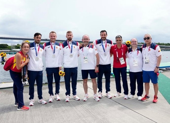 El ministro de Cultura y Deporte, Miquel Iceta, y el presidente del COE, Alejandro Blanco, posan con el K-4 500 español, plata en los Juegos de Tokyo 2020.