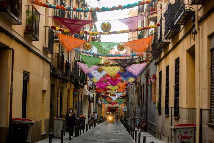 Adornos y decoraciones para las fiestas de San Cayetano, en la Calle del Oso, a 4 de agosto de 2021.