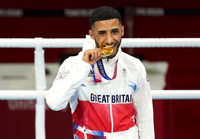 07 August 2021, Japan, Tokyo: Great Britain's Galal Yafai celebrates his gold medal at the award ceremony for the Men's Fly (48-52kg) Boxing Final Bout at the Kokugikan Arena, as part of the Tokyo 2020 Olympic Games. Photo: Mike Egerton/PA Wire/dpa