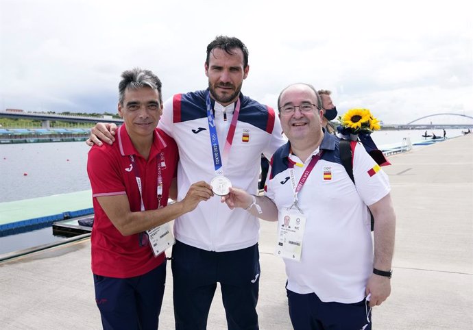 El Director General de Deportes del CSD, Albert Soler, y el ministro de Cultura y Deporte, Miquel Iceta, posan junto a Saúl Craviotto, plata en los Juegos de Tokyo 2020 en K-4 500.