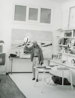 José Beulas en el estudio, fotografía de Bernad Plossu, 2007.