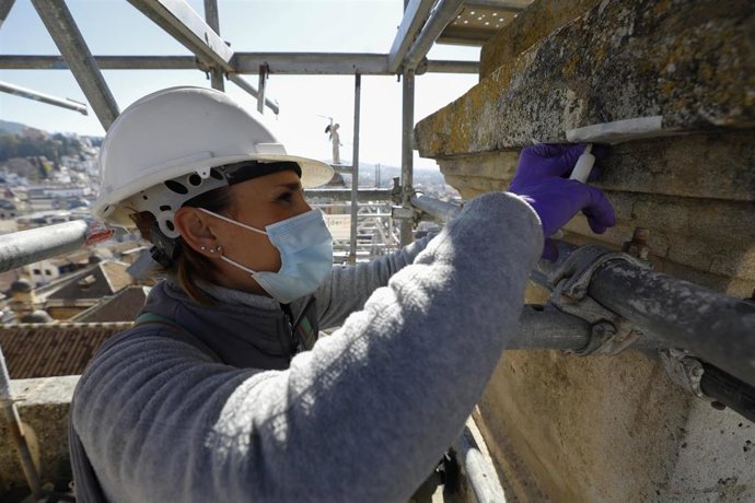Archivo - Operarios interviniendo  y reparando los pináculos y zonas afectadas de la Catedral de Granada,  tras los terremotos sucedidos en semanas anteriores. En una imagen de archivo.