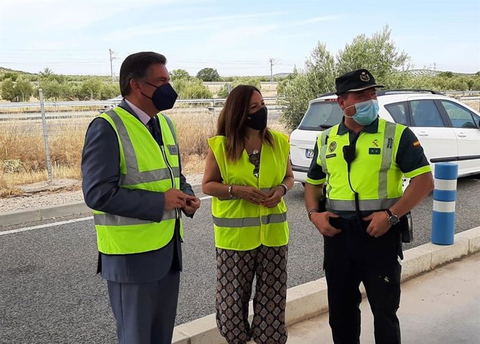 Ramírez (i), en un reciente control de tráfico junto a Catalina Madueño y el teniente Francisco Javier Mata.