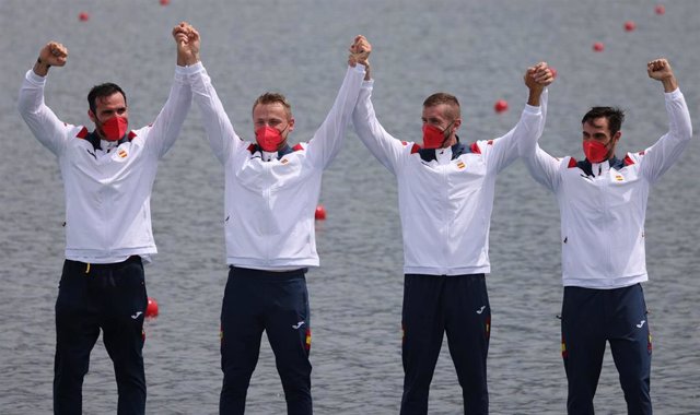 07 August 2021, Japan, Tokyo: Silver medallists Spain's Saul Craviotto, Marcus Walz, Carlos Arevalo, and Rodrigo Germade celebrate following the men's kayak four 500m final of the Canoe Sprint competitions at the Sea Forest Waterway, as part of the Tokyo 