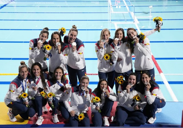La selección española femenina de waterpolo posa con la plata en los Juegos Olímpicos de Tokyo 2020.