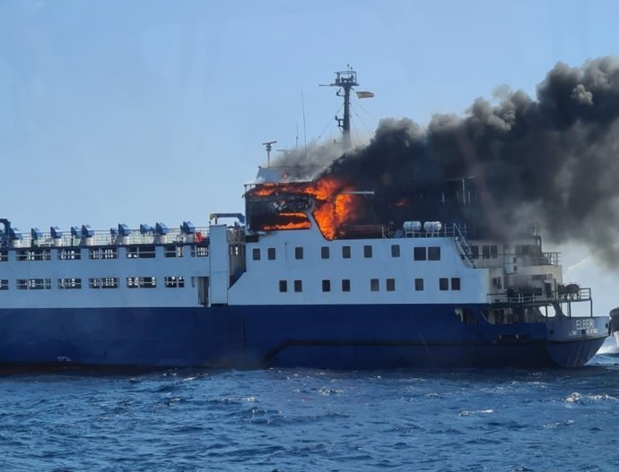 El vaixell incendiat en el Port de Tarragona