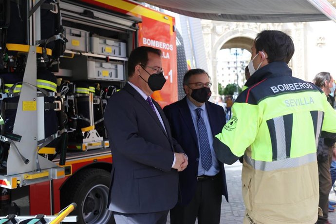 Ayuntamiento invierte 468.000 euros en la adquisición de 450 trajes de intervención para Bomberos