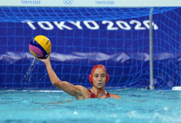 La portera de la selección española de waterpolo Laura Ester durante un partido en los Juegos Olímpicos de Tokio