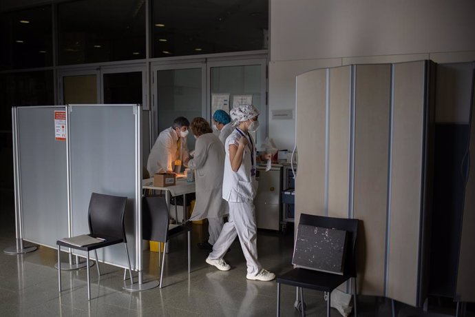 Archivo - Arxivo - Diverses infermeres reunides durant la preparació de la vacuna de Pfizer-BioNtech contra el COVID-19 a l'Hospital de la Santa Creu i Sant Pau de Barcelona.