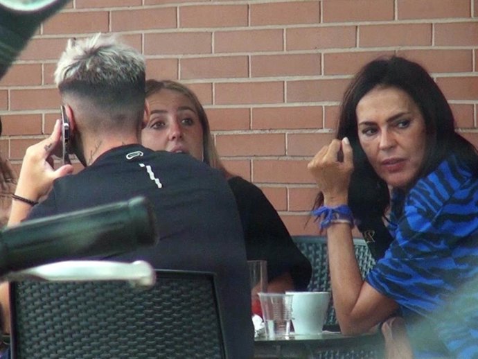 Olga Moreno, Rocío Flores y Manuel en Málaga