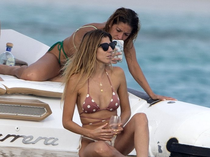 Karelys Rodríguez disfruta del mar y el sol con un grupo de amigos