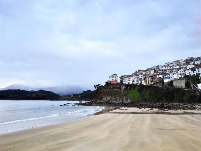 Archivo - Puerto y pueblo de Lastres, en el concejo de Colunga.