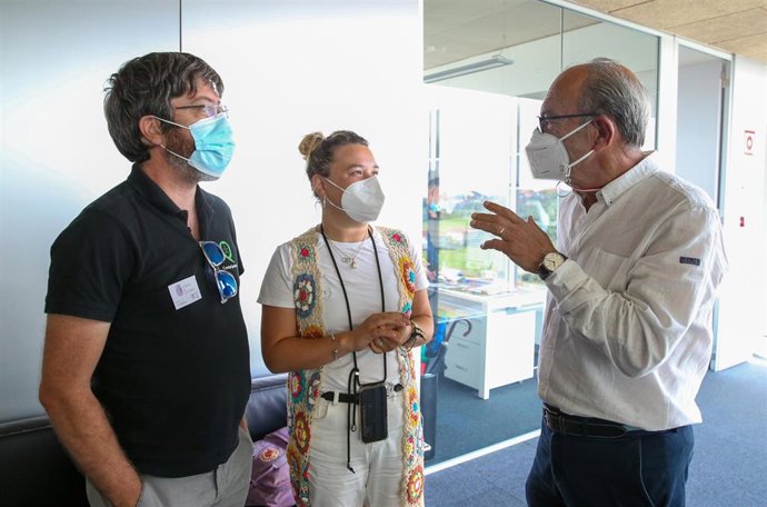 El consejero de Turismo, Javier López Marcano, recibe a los representantes de la asociación Costa Quebrada