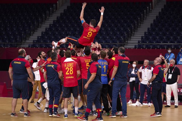 Raúl Entrerríos, manteado por sus compañeros de la selección española de balonmano tras ganar la medalla de bronce en los Juegos Olímpicos de Tokio