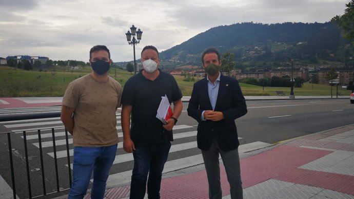 El concejal de Urbanismo, Ignacio Cuesta, con vecinos de Prado de la Vega.