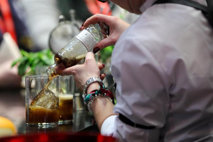 Archivo - Un camarero prepara un cóctel, en una imagen de archivo