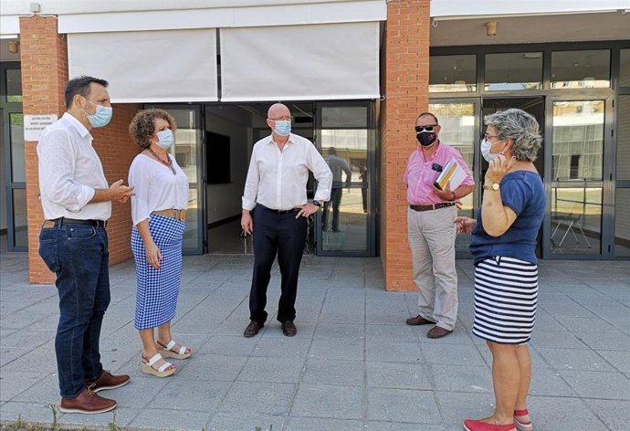 Ayuntamiento realiza mejoras en la carpintería del Centro Cívico Entreparques y pone toldos en el porche.