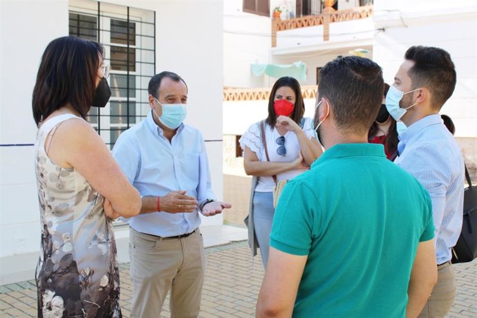 José Luis Ruiz Espejo, secretario general del PSOE de Málaga, dialoga con otras personas.