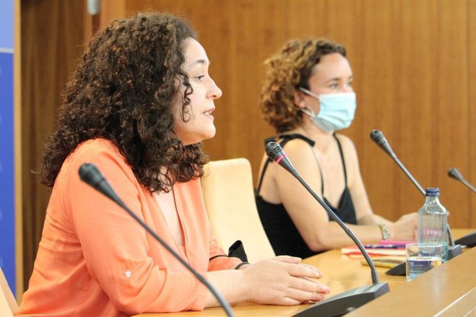 Las portavoces de Unidas Podemos por Andalucía Inmaculada Nieto y Ana Naranjo, este miércoles en rueda de prensa en el Parlamento.