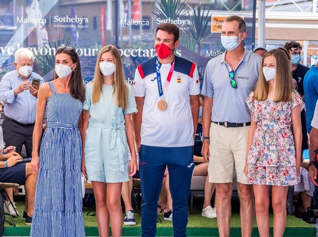 Los Reyes y sus hijas en el homenaje al medallista olímpico Joan Cardona.