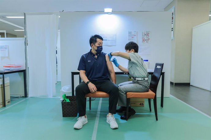 02 August 2021, Japan, Tokyo: A man receives a dose of the coronavirus vaccine at the Tokyo Vaccination Centre at Aoyama University. Photo: Stanislav Kogiku/SOPA Images via ZUMA Press Wire/dpa