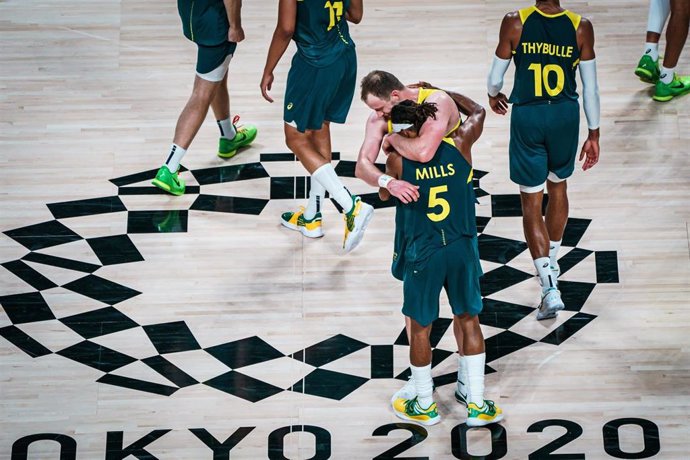 La selección de baloncesto de Australia celebra el bronce, su primera medalla olímpica, ganado ante Eslovenia en los Juegos Olímpicos de Tokyo 2020