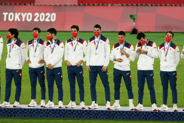 Los jugadores de la selección española con la medalla de plata en el podio Photo: Rodrigo Reyes Marin/ZUMA Press Wire/dpa