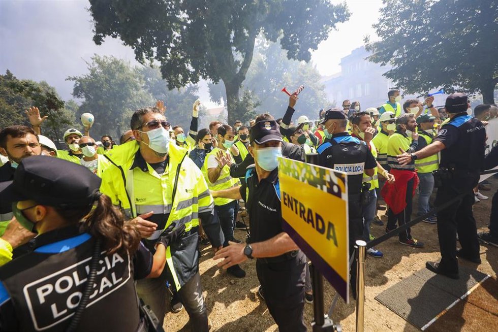 Trabajadores de Ence protestan durante el acto de la lectura del pregón de las Fiestas de la Peregrina, en Pontevedra, Galicia (España). 