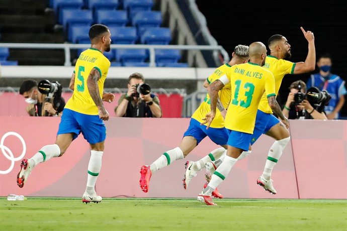 07 August 2021, Japan, Yokohama: Brazil's Matheus Cunha celebnrates scoring during the Men's Football gold medal match between Brazil and Spain, at the International Stadium Yokohamam, on the course of the Tokyo 2020 Olympic Games, at the International 