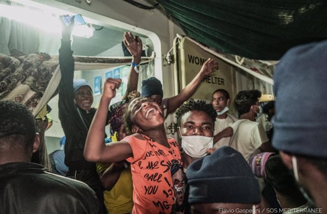 Migrantes rescatados por el buque 'Ocean Viking' de SOS Mediterranée