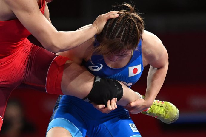04 August 2021, Japan, Chiba: Japan's Yukako Kawai (blue) and Kyrgyzstan's Aisuluu Tynybekova compete in the women's freestyle 62kg wrestling final match at the Makuhari Messe during the Tokyo 2020 Olympic Games. Photo: Swen Pfrtner/dpa