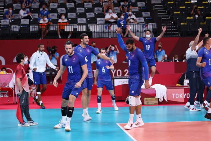 07 August 2021, Japan, Tokyo: France players celebrate winning the Men's Volleyball final match against the Russian Olympic Committee, at Ariake Arena, during the Tokyo 2020 Olympic Games. Photo: Mickael Chavet/ZUMA Press Wire/dpa