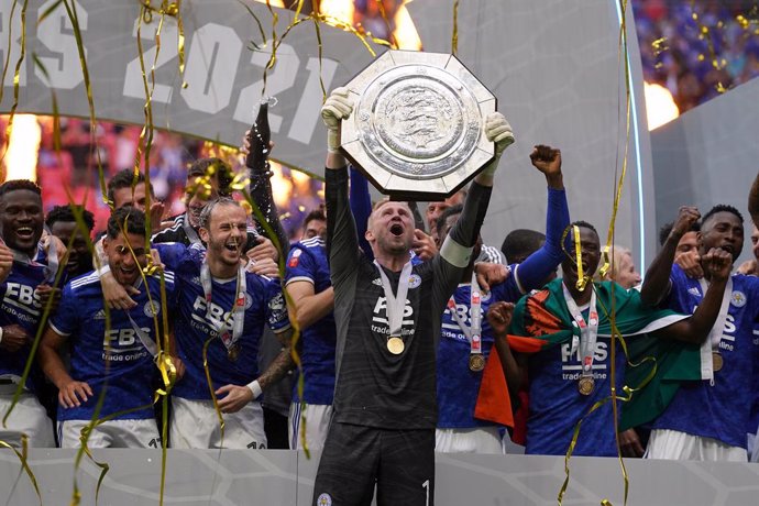 07 August 2021, United Kingdom, London: Leicester City goalkeeper Kasper Schmeichel (C)lifts the trophy after winning the English FA Community Shield soccer match between Leicester City and Manchester City at Wembley Stadium. Photo: Nick Potts/PA Wire/