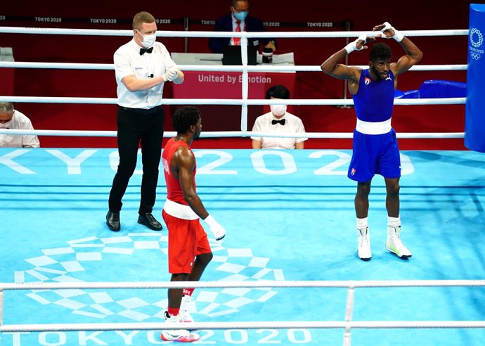 08 August 2021, Japan, Tokyo: Cuba's Andy Cruz (Blue) celebrates winning gold against USA's Keyshawn David (Red) after the Men's Light (57-63kg) Boxing Final Bout at the Kokugikan Arena during the Tokyo 2020 Olympic Games. Photo: Adam Davy/PA Wire/dpa