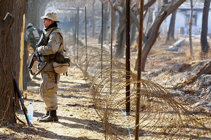 Archivo - Un militar estadounidense de guardia en la Embajada de EEUU en Kabul