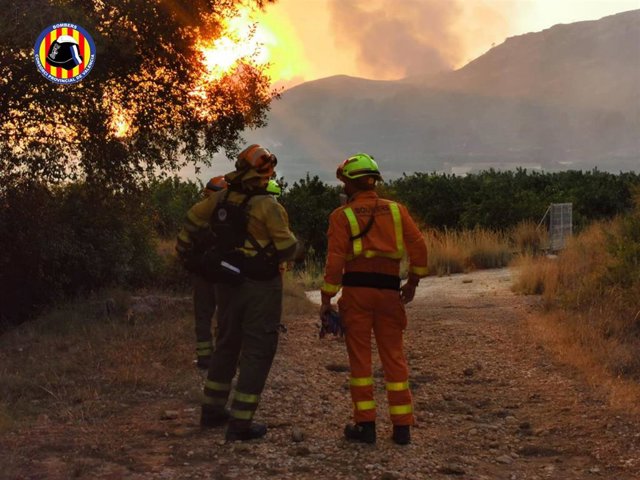 Bomberos del Consorcio Provincial de Valencia en un incendio forestal en Rafelguaraf (Valencia)