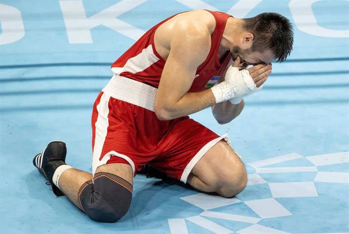 El boxeador uzbeko Bakhodir Jalolov llora de emoción tras conseguir el oro olímpico