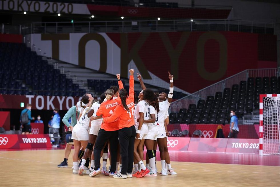 Las jugadoras de la selección francesa de balonmano celebran su medalla de oro en los Juegos Olímpicos de Tokio