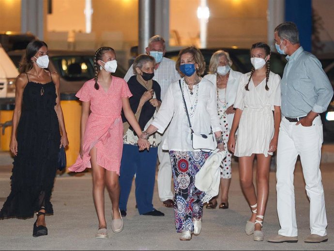 Los Reyes, sus hijas y doña Sofía durante la primera cena familiar celebrada en Palma de Mallorca desde que han comenzado sus vacaciones oficiales en la isla.