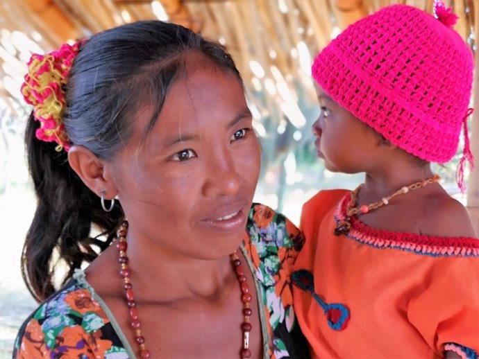 Una madre con una niña en brazos, en Colombia.