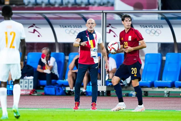 Luis de la Fuente da instrucciones durante el España-Costa de Marfil de los Juegos Olímpicos de Tokio