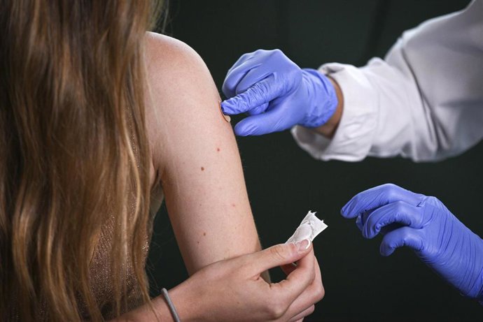 Archivo - Una estudiante del próximo Erasmus recibe la vacuna contra el Covid-19 en el dispositivo puesto en marcha en la Facultad de Enfermería y Podología de la Universitat de Valencia, a 5 de julio de 2021, en Valencia, Comunidad Valenciana, (España)