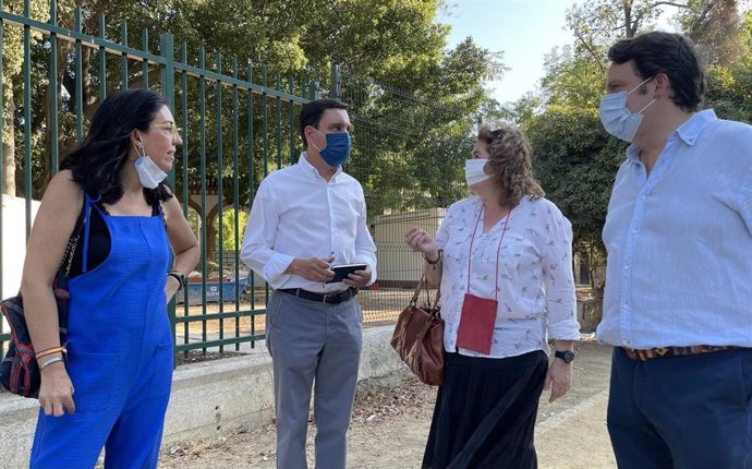 El PP critica el "abandono" del parque de 'Blancanieves' y exige a Espadas su rehabilitación para reabrirlo.