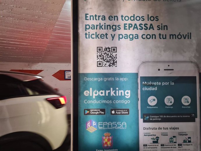Más de 2.000 usuarios cuentan con la app 'ElParking' para los aparcamientos municipales de la capital.