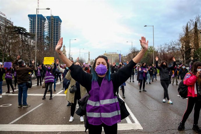 Archivo - Varias mujeres participan en una concentración feminista en la Plaza de Colón, en Madrid (España), a 8 de marzo de 2021. 