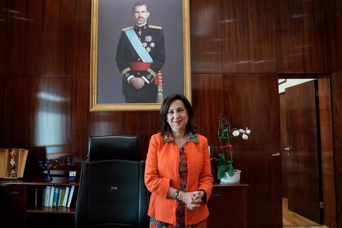 La ministra de Defensa, Margarita Robles, posa delante de un cuadro del rey Felipe VI durante una entrevista con Europa Press, a 4 de agosto de 2021, en el Ministerio de Defensa, Madrid, (España).