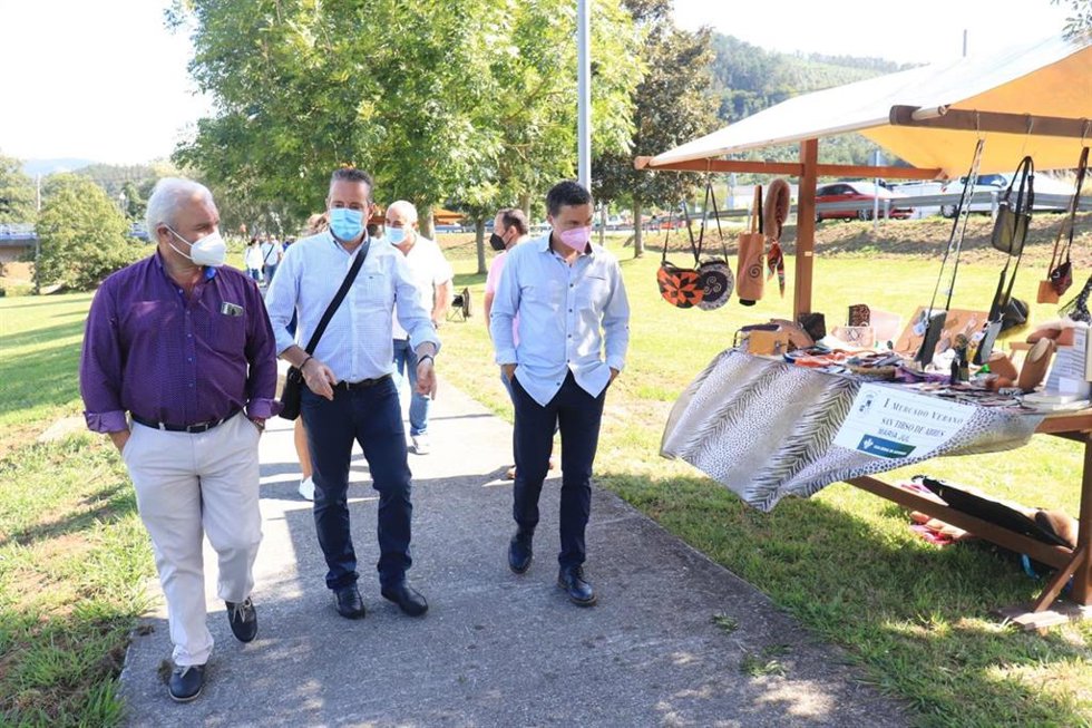 El presidente de la Junta General, Marcelino Marcos, inaugura el I Mercado de Verano de San Tirso de Abres.