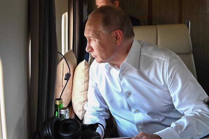 HANDOUT - 06 August 2021, Russia, Chelyabinsk: Russian President Vladimir Putin looks at the Chelyabinsk region during the flight over the districts of the region that were affected by fires. Photo: -/Kremlin/dpa - ATTENTION: editorial use only and only