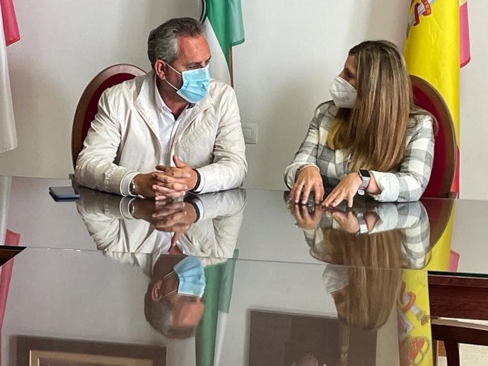 El alcalde de Torre Alháquime, Pedro Barroso, durante una reunión con la presidenta de la Diputación de Cádiz, Irene García.